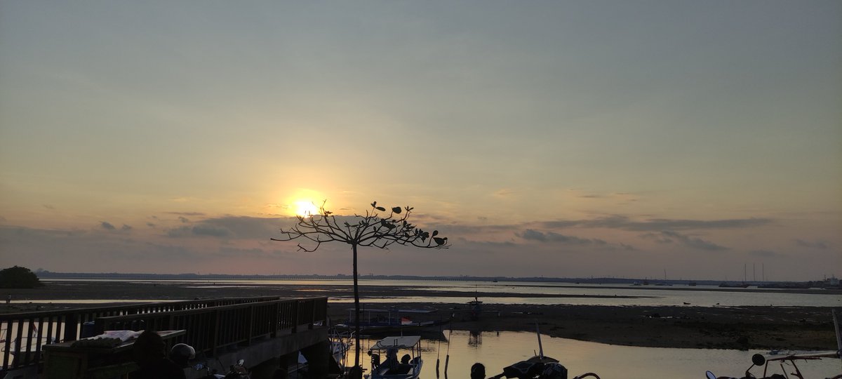 ablehoui's tweet photo. @qxhqc これはバリ島、正確にはタンジュン・ブノアの桟橋で撮った写真です。夕日を見るのに最高の場所ですよ🥺 https://t.co/9HfYRrtVNl