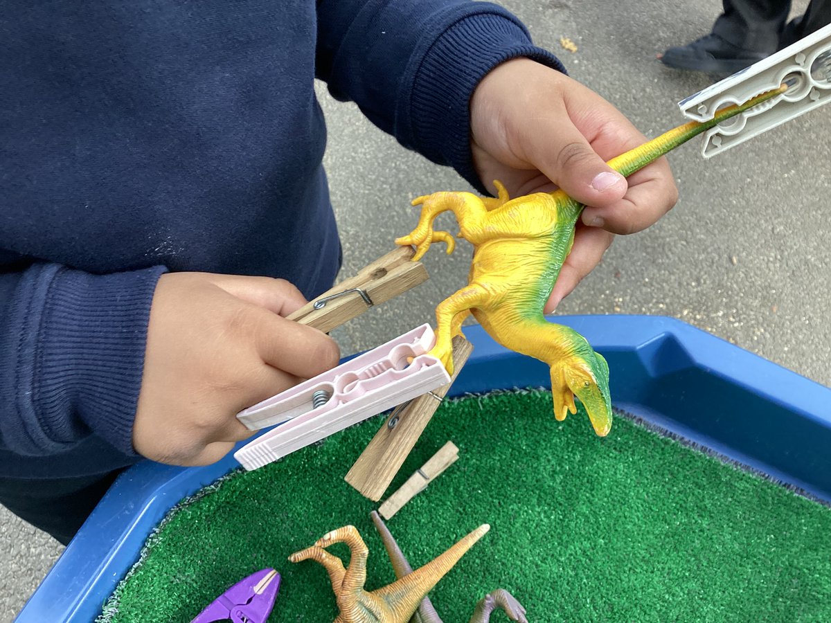 YewTreeSandwell's tweet photo. Afternoon nursery have also been enjoying developing their fine motor skills.  Lots of squishing and squeezing with the dough and stretching, pressing and pulling with the elastic bands and pegs.  We are developing our  finger strength.  #LearningWithoutLimits https://t.co/HknlXhIAF2