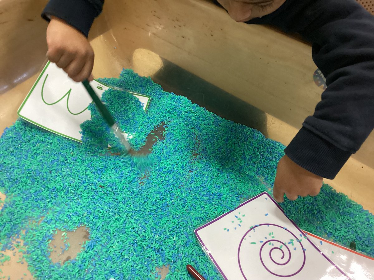 YewTreeSandwell's tweet photo. Afternoon nursery have also been enjoying developing their fine motor skills.  Lots of squishing and squeezing with the dough and stretching, pressing and pulling with the elastic bands and pegs.  We are developing our  finger strength.  #LearningWithoutLimits https://t.co/HknlXhIAF2