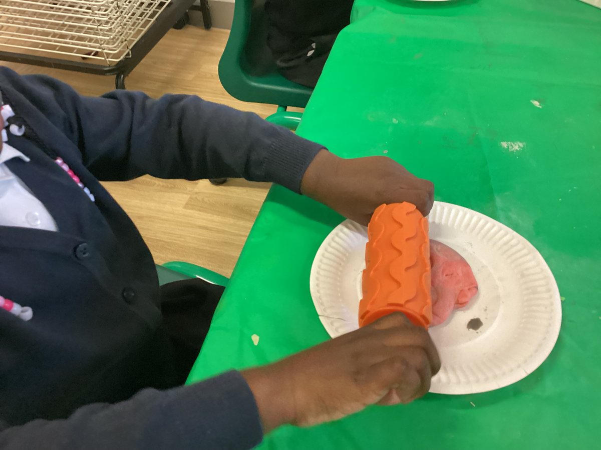 YewTreeSandwell's tweet photo. Afternoon nursery have also been enjoying developing their fine motor skills.  Lots of squishing and squeezing with the dough and stretching, pressing and pulling with the elastic bands and pegs.  We are developing our  finger strength.  #LearningWithoutLimits https://t.co/HknlXhIAF2