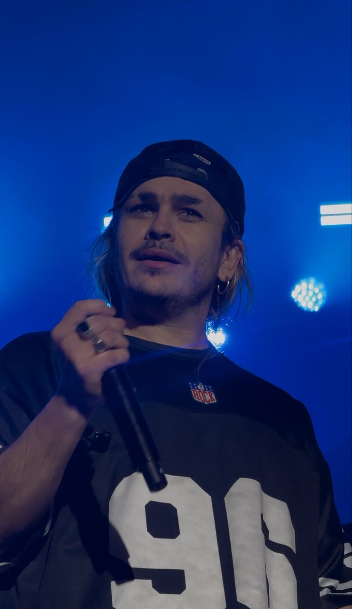 loli_voragine's tweet photo. COMO VAS A PORTAR ESE ROSTRO PATRICIO?! No me queda otra que amarte por el resto de mi vida @AIRBAGoficial https://t.co/Gd1xuRGUVG