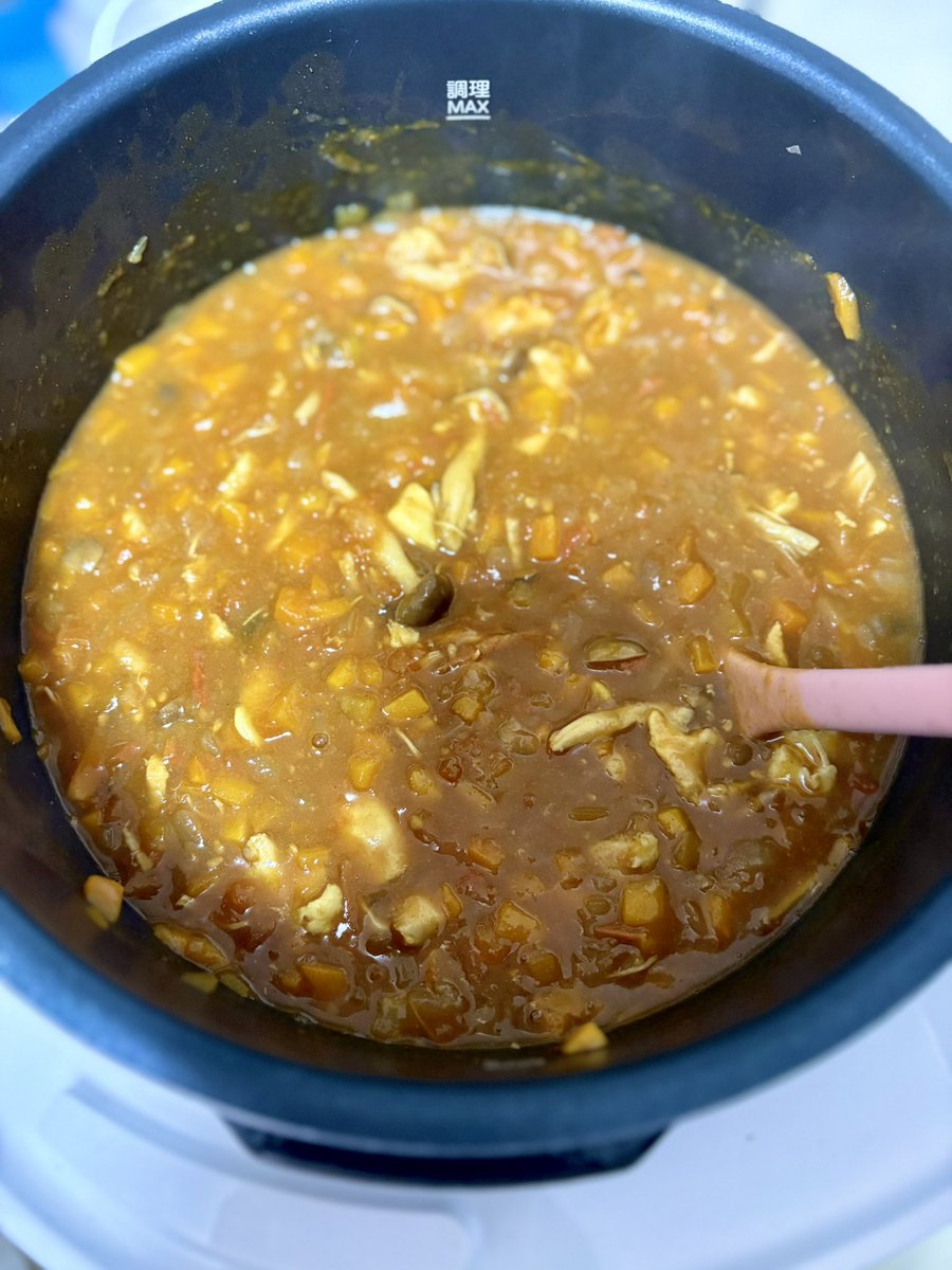 mino_1oo4's tweet photo. みんなからもらった電気圧力鍋でさっそく無水カレーつくったよ🤤水一滴もいれてないのにちゃんとカレーになっててびっくり😳 https://t.co/PgBoIE3eWu