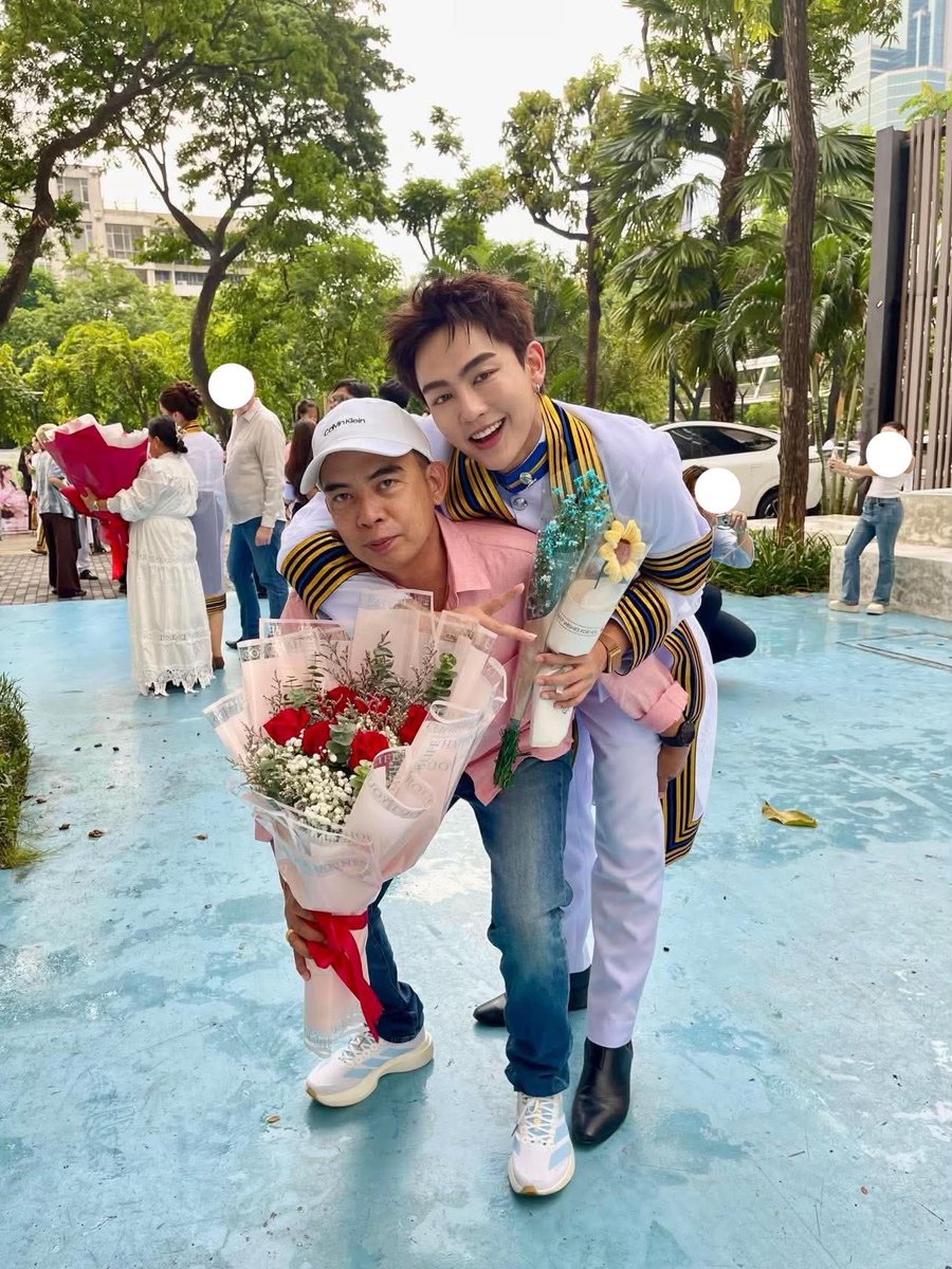 hkleenn's tweet photo. น่ารักจัง น้องฮาร์ททำท่าขี่หลังคุณพ่อ อีกรูปก็ให้คุณแม่ขี่หลัง 🥺🩷🥺🩷 https://t.co/oEH4dQkWR0