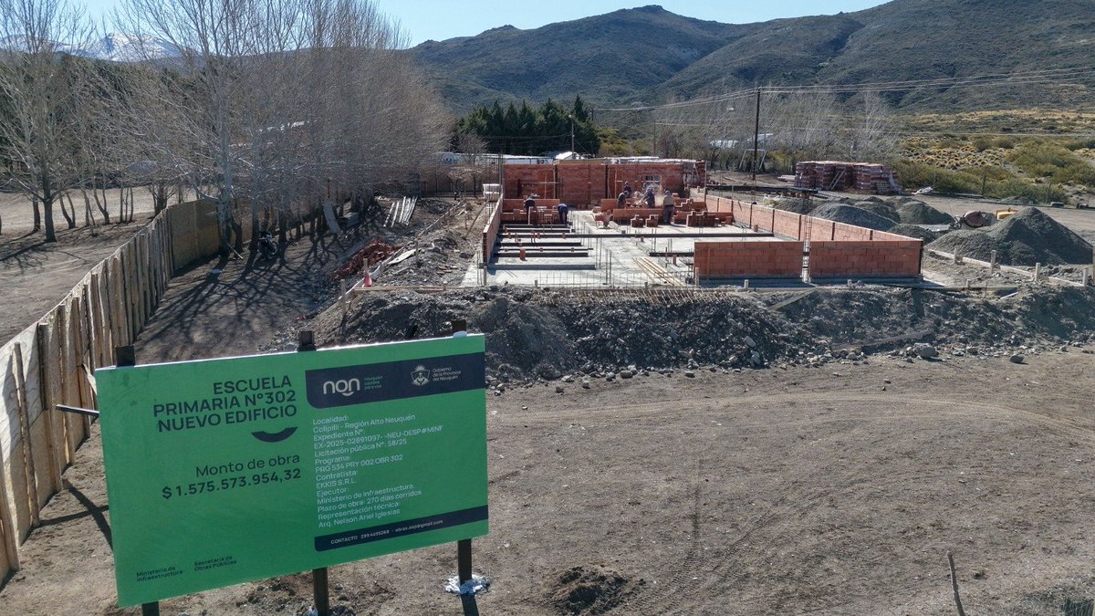 Rolo_Figueroa's tweet photo. COLIPILLI DEJARÁ LOS TRAILERS DESPUÉS DE 30 AÑOS

La nueva Escuela Primaria 302 de Colipilli Abajo ya tiene un 21% de avance y permitirá dejar atrás más de tres décadas de funcionamiento en trailers. Con una superficie de 485 m², el nuevo edificio brindará espacios seguros y adecuados para que 18 estudiantes desarrollen sus trayectorias educativas.

La obra, que incorpora generación de energía fotovoltaica, forma parte de la política de infraestructura educativa que estamos llevando adelante para terminar con las aulas tráiler como solución permanente. 

1000 días, 1000 razones, 1000 obras.