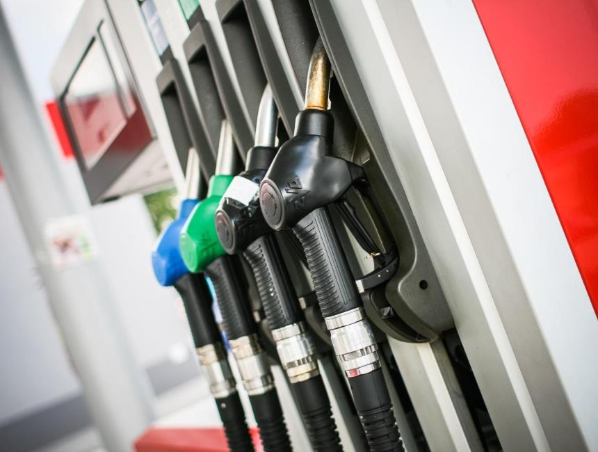 KayaNews's tweet photo. BREAKING NEWS: The Department of Mineral Resources and Petroleum has announced fuel prices will go up on Wednesday

Petrol for 93 octane increase by  R3,12 cents a litre 
Petrol for 95 octane increase by R3,33 cents a litre 
Diesel will go up by R2,84 and R3,24 cents a litre. KH 

#KayaNews