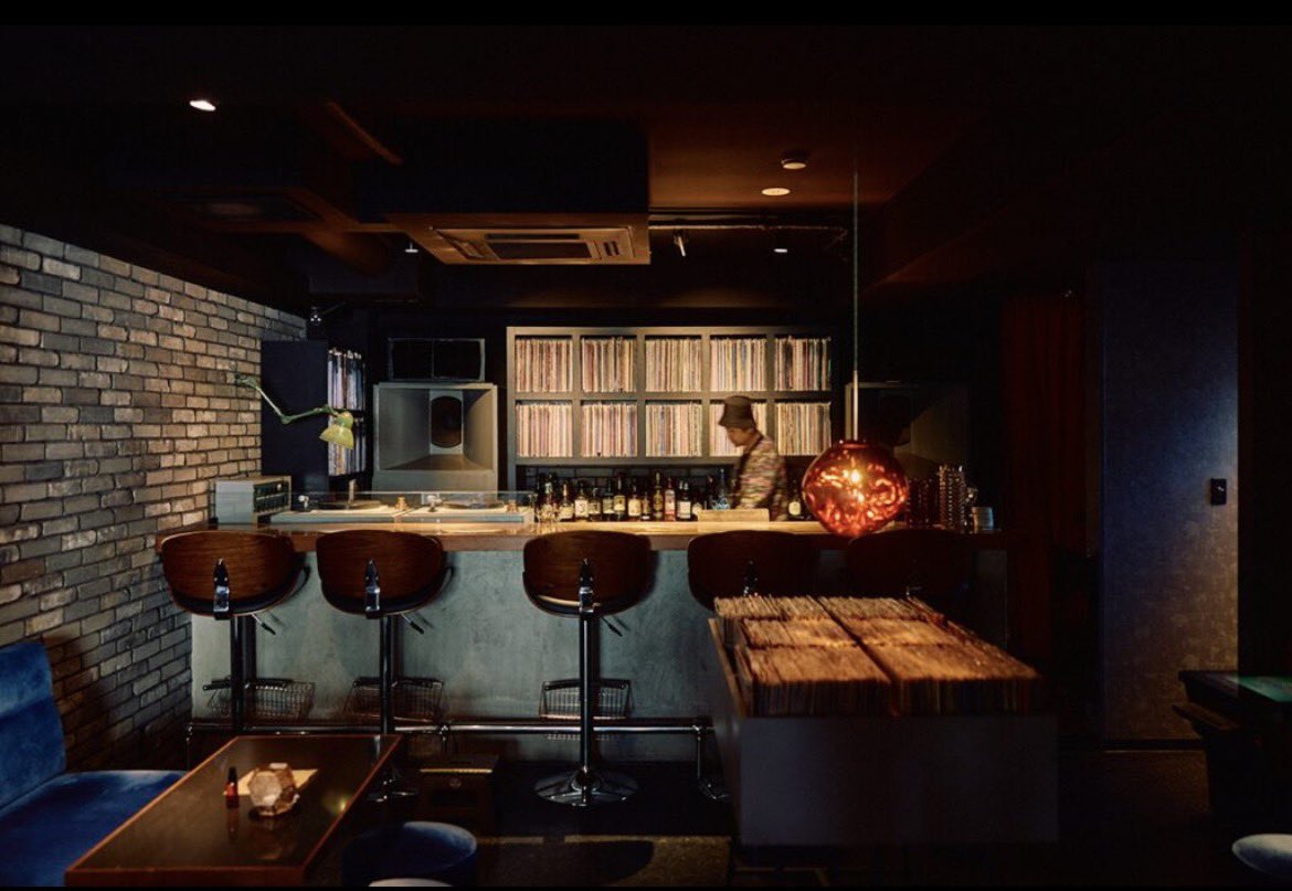 1495Kmkm's tweet photo. 渋谷　「RECORD BAR analog」

予約なしのウォークインスタイルで気軽に寄れるレコードバー
リクエストも可能で、自分好みの音に浸れるのが嬉しい。

毎日19時から深夜3時まで営業しているので、渋谷の夜を最後まで音楽と楽しみたい時に最適です。

https://t.co/VejeaNDJaP https://t.co/MOechfC7Zz