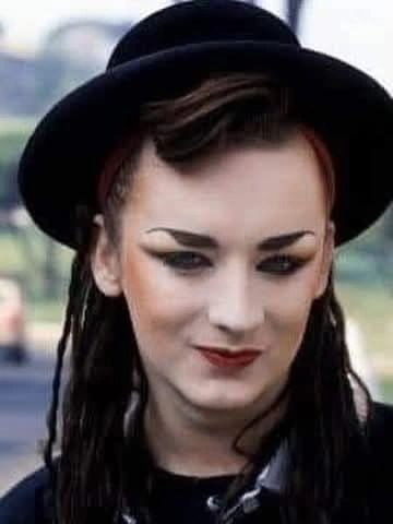BoschimoDr's tweet photo. „Unsere Generation war tolerant. Und sie wusste es nicht.
Ihr habt euch das Fluid Gender und damit die Homophobie ausgedacht.

Ich komme aus der Generation, die David Bowie, Lou Read, hörte und liebte und sich nie das Problem stellte, was für sexuelle Vorlieben sie hatten. 
Es war uns egal, wir waren zufrieden und selig, weil ihre Musik uns berührte! 
Elton John, Freddy Mercury und George Michael.

Wir sind auch die Generation, die Led Zeppelin, Deep Purple, Neil Young oder die Eagles liebte. Ohne dass sich je das Problem mit ihren Texten zu stellte, die heute als sexistisch angesehen werden würden.

Als Boy George ankam, fragten wir uns nicht, ob er Männchen, Weibchen oder beide mag. Wir haben einfach seine Musik genossen. 

Und als Jimmy Sommerville uns seine Geschichte als Kleinstadtjunge erzählt hat, waren wir gerührt und haben mitgesungen. Und es gab keine Gesetze, die uns zwingen sollten, solidarisch zu sein oder zumindest an einem „Zeichen gegen…“ teilzunehmen.

Es gab keine Androhungen von Sanktionen oder selbsternannte Wächter, die uns zensieren, wenn einmal ein Witz dabei war.
Alyson Moyet war damals definitiv oversize, aber wunderschön und toll, und niemand dachte, dass sie weniger wert wäre als eine Claudia Schiffer.

Ich würde gerne verstehen, was in der Zwischenzeit passiert ist, denn meiner Meinung nach haben all diese Zensoren die einzige Wirkung, das zu erzeugen, was sie zensieren. Toleranz wächst niemals aus Intoleranz, sondern Hass und Spaltung!

Meiner Meinung nach brauchten wir keine Beschränkungen, weil die Erziehung unserer Eltern uns Werte wie Hilfsbereitschaft, Empathie, Nächstenliebe und echte Toleranz vermittelten und Verstöße gesellschaftliche Nachteile mit sich brachten! 

Bis ihr gekommen seid um uns einen Schuldkult aufzuzwingen und uns so gegeneinander aufzubringen. Geht einfach weg oder kommt zu Vernunft!“

Netzfund