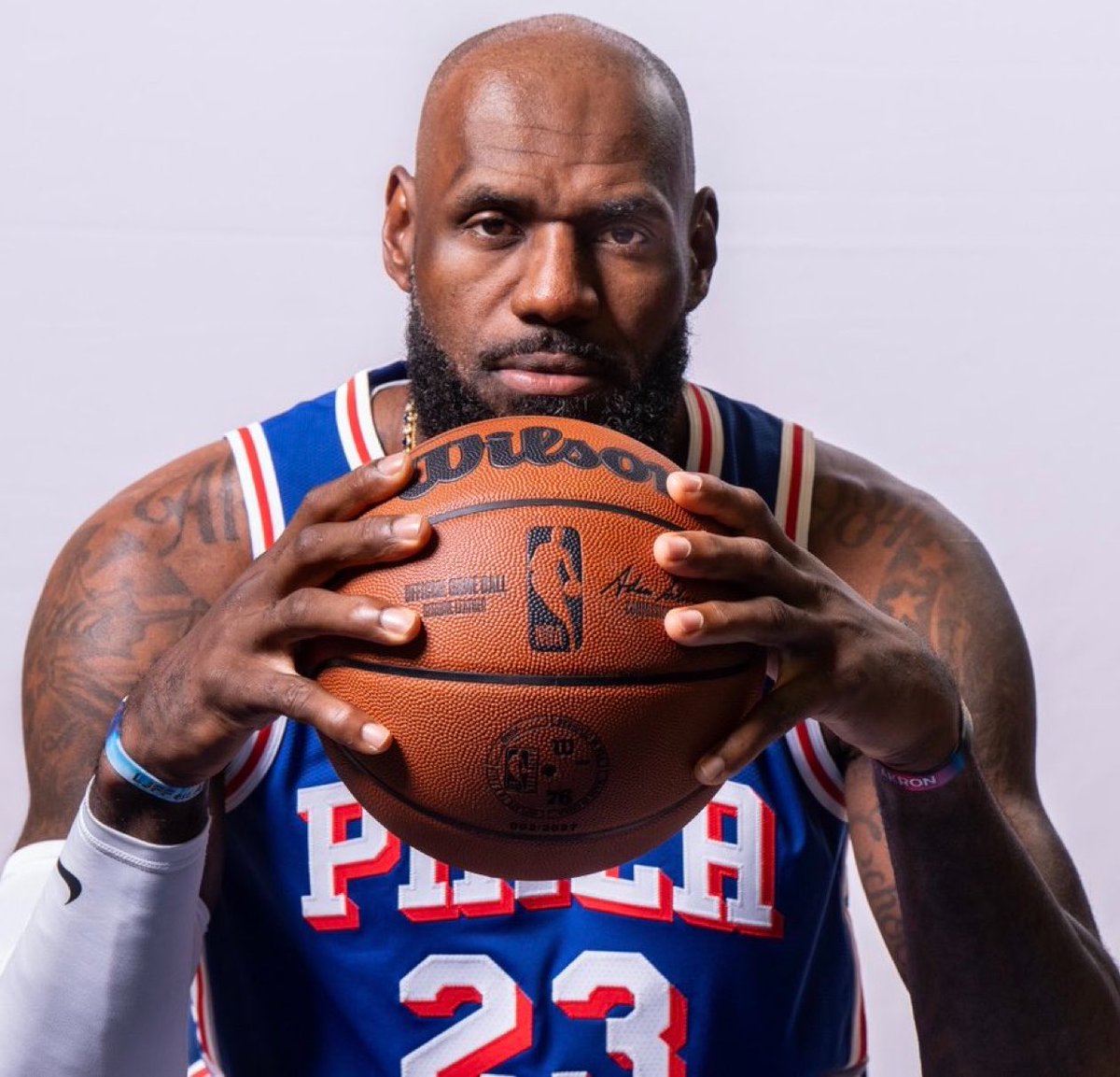 brasilcoast2's tweet photo. Entrando no ano 24 na liga, LeBron James está lidando com artrite crônica no pé esquerdo e um problema no nervo ciático na lombar.

Lebron faz 42 anos em dezembro.

🗞️- @mcten https://t.co/RcnrWmiNsV