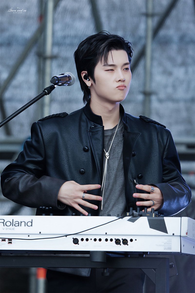 GAON_and_ON's tweet photo. 261004 

뎡듀 외모 주사위6  

#엑디즈 #엑스디너리히어로즈 #XdinaryHeroes #정수 #Jungsu https://t.co/hdrkzd0bFg