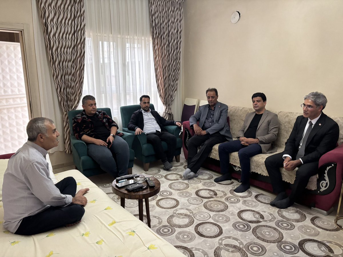 urfayeniparti's tweet photo. Geçirdiği ameliyatın ardından kıymetli büyüğümüz ve partilimiz Hüseyin Karakuzu’yu evinde ziyaret ederek geçmiş olsun dileklerimizi ilettik.

Hüseyin ağabeyimize acil şifalar diliyor, sağlıklı ve güzel günlerde yeniden bir arada olmayı temenni ediyoruz. https://t.co/sEPednaqpj