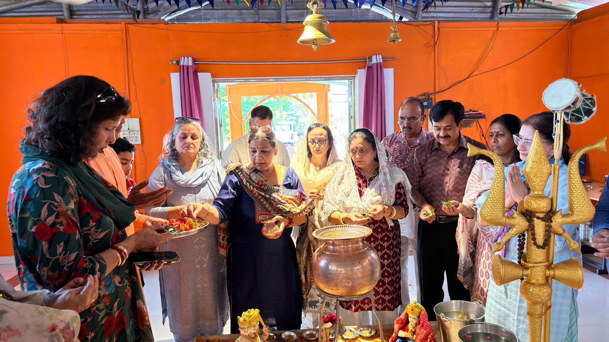 CtcGwalior's tweet photo. अध्यात्म भी, पर्यावरण भी।
17th Batch DAGOs के Veterans ने सपत्नीक CTC GWL मंदिर में दर्शन के बाद मंदिर परिसर में फलदार पौधों का रोपण किया। एक अत्यंत सराहनीय पहल। 🙏🌳
#CRPF #CTCGwalior #17thBatchDAGOs #VeteransReunion https://t.co/LnsXaBI41S