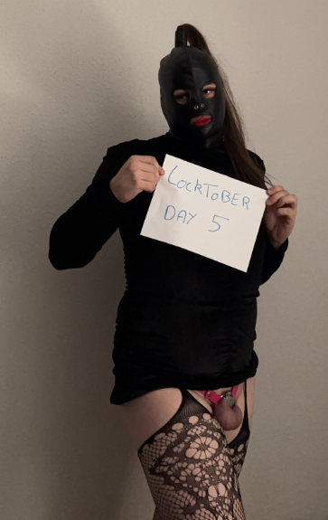 fabrikafantasme's tweet photo. #Loctober Jour 5 ! 

Bon début de semaine en cage, j’espère que ce n’est pas trop dur car c’est loin d’être fini !

Avec @TravOceane 

#sissy #frenchsissy #chasteté https://t.co/duEATk7yIY