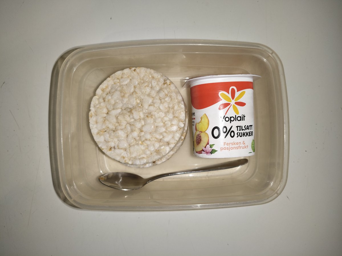 Hollow_bones00's tweet photo. Lunch todayy😋 low-fat yoghurt on ricecakes!! https://t.co/aAYcNz7L7C