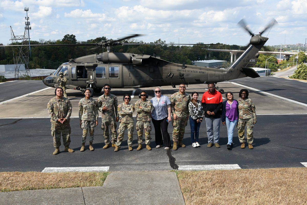 NGATNofficial's tweet photo. 🚁🇺🇸 Members of the TN National Guard’s USPFO took to the skies for a morale flight aboard a UH-60 Black Hawk at Joint Force Headquarters in Nashville! 🫡

📸 Ret. Sgt. 1st Class Edgar Castro

#TNGuard #USPFO #BlackHawk #TennesseeNationalGuard https://t.co/GhVcjDKpdv
