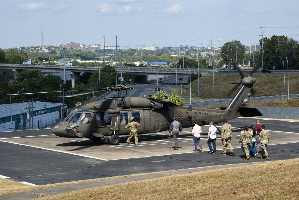 NGATNofficial's tweet photo. 🚁🇺🇸 Members of the TN National Guard’s USPFO took to the skies for a morale flight aboard a UH-60 Black Hawk at Joint Force Headquarters in Nashville! 🫡

📸 Ret. Sgt. 1st Class Edgar Castro

#TNGuard #USPFO #BlackHawk #TennesseeNationalGuard https://t.co/GhVcjDKpdv