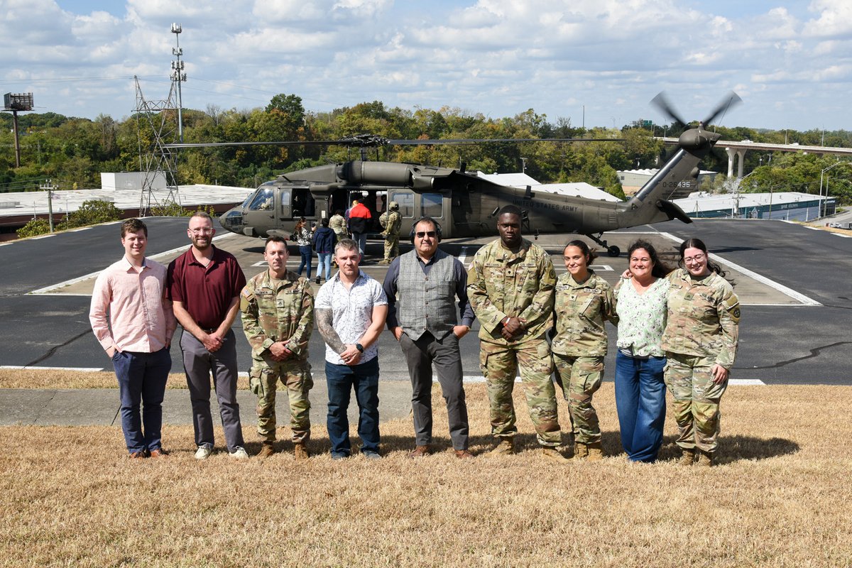 NGATNofficial's tweet photo. 🚁🇺🇸 Members of the TN National Guard’s USPFO took to the skies for a morale flight aboard a UH-60 Black Hawk at Joint Force Headquarters in Nashville! 🫡

📸 Ret. Sgt. 1st Class Edgar Castro

#TNGuard #USPFO #BlackHawk #TennesseeNationalGuard https://t.co/GhVcjDKpdv