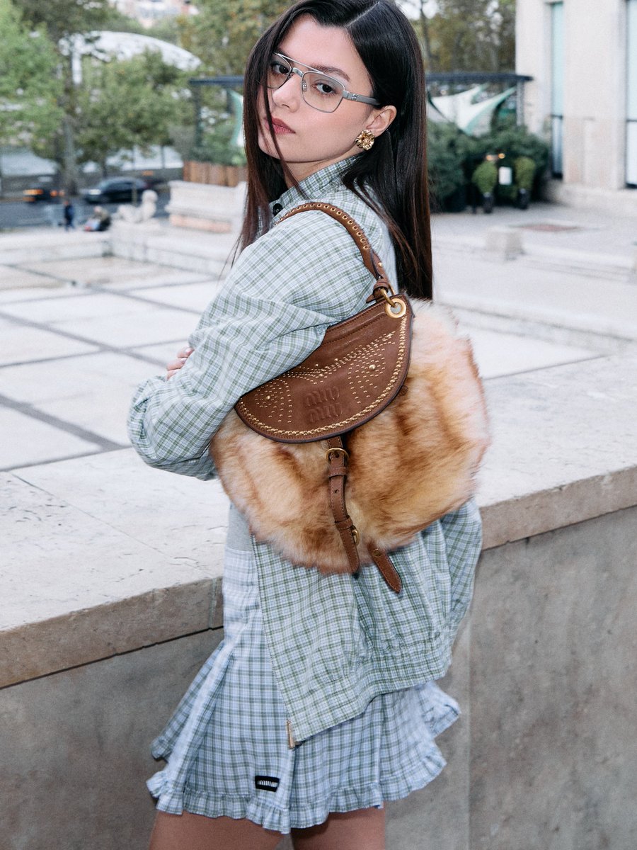 sarabeckwari2's tweet photo. Becky Is so gorgeous her perfect In glasses💗🫠🫠

#MiuMiuSS27xBecky #MiuMiuSS27
#MiuMiuPFWxBecky
#beckysangels #BeckyArmstrong https://t.co/kMstMIu7l2
