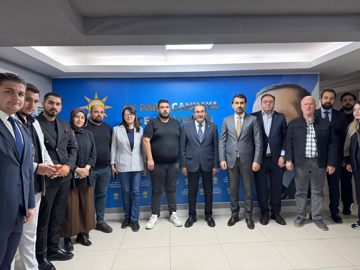 abdullahdogru01's tweet photo. 📍 AK Parti Çankaya İlçe Başkanlığı 

Ankara İl Koordinatörlüğümüz kapsamında; AK Parti Çankaya İlçe Başkanlığımızı ziyaret ederek İlçe Başkanımız Muhammed Baran Karaduman ile bir araya geldik.

Cumhurbaşkanımız ve Genel Başkanımız Sayın @RTErdogan’ın liderliğinde, başkentimizde kutlu davamızın sancağını daha yukarılara taşımak adına tam bir inançla kenetlenecek ve Çankaya’mızın geleceği için omuz omuza çalışacağız.
