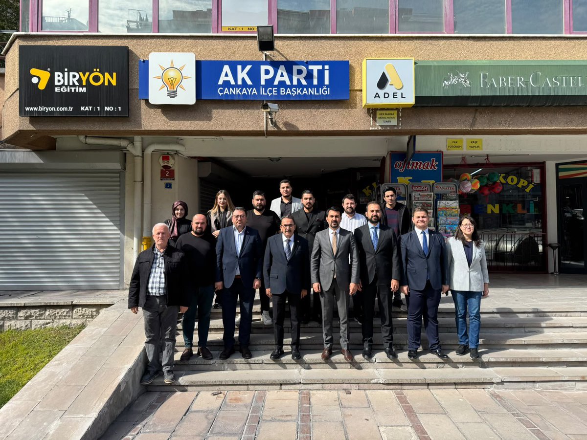abdullahdogru01's tweet photo. 📍 AK Parti Çankaya İlçe Başkanlığı 

Ankara İl Koordinatörlüğümüz kapsamında; AK Parti Çankaya İlçe Başkanlığımızı ziyaret ederek İlçe Başkanımız Muhammed Baran Karaduman ile bir araya geldik.

Cumhurbaşkanımız ve Genel Başkanımız Sayın @RTErdogan’ın liderliğinde, başkentimizde kutlu davamızın sancağını daha yukarılara taşımak adına tam bir inançla kenetlenecek ve Çankaya’mızın geleceği için omuz omuza çalışacağız.