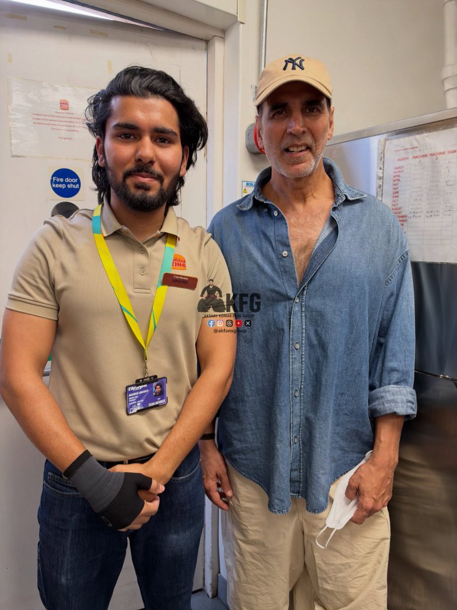 illuminatiGuyy's tweet photo. SAMUK movie mein bhi SOORYAVANSHI level Mass Look milne wala hai is baar!

Look at his body, the cuts, those hard shoulders, and that jawline..uff! How come he looks so fit at this age? 

60 saal se ek din Kam nahi lagta!🥵 https://t.co/IKs8GTNLSa