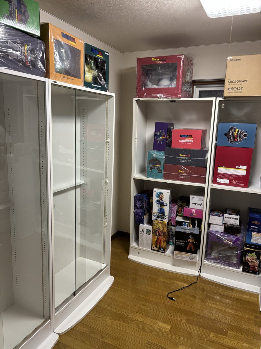 otututututu's tweet photo. JAJANお引越し完了！！
ここからが問題！！
フィギュアありすぎて部屋に収まる気がしない😇 https://t.co/MNExkWM674