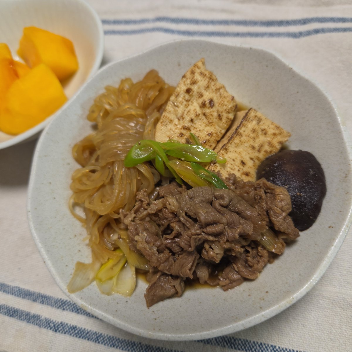 frill0918's tweet photo. 今日は全体的に茶色いですが肉豆腐とデザートは柿です
あとマカロニ生活続いてます🥢
#晩ごはん https://t.co/XVaCsYxpsz