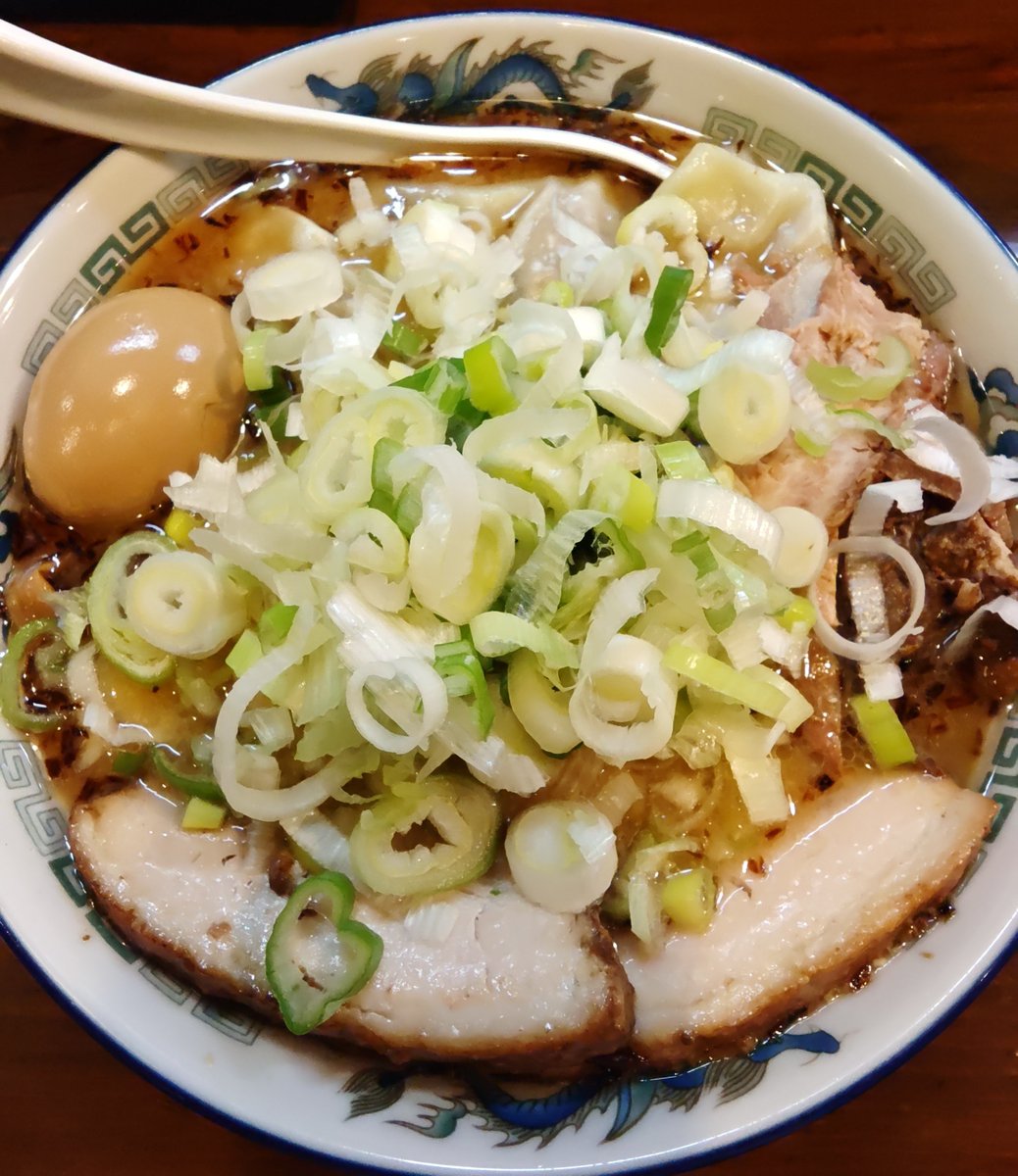 09_comomo613pom's tweet photo. 港北インターをぐるぐる🌀して、横浜に帰還🚗🎶
#麺島むら さんへ

☆味噌ワンタン麺

あっ、味噌がある👀❗
ザクザクの山盛りネギ、シャキッと青菜の下には、
分厚いホロじゅわチャーシューがドドン😳
軽やか〜な味噌で、もっちりワンタン、
プリもち縮れ太麺をとことん堪能🤤✨

ごちそうさまでした https://t.co/pYGove6NH6