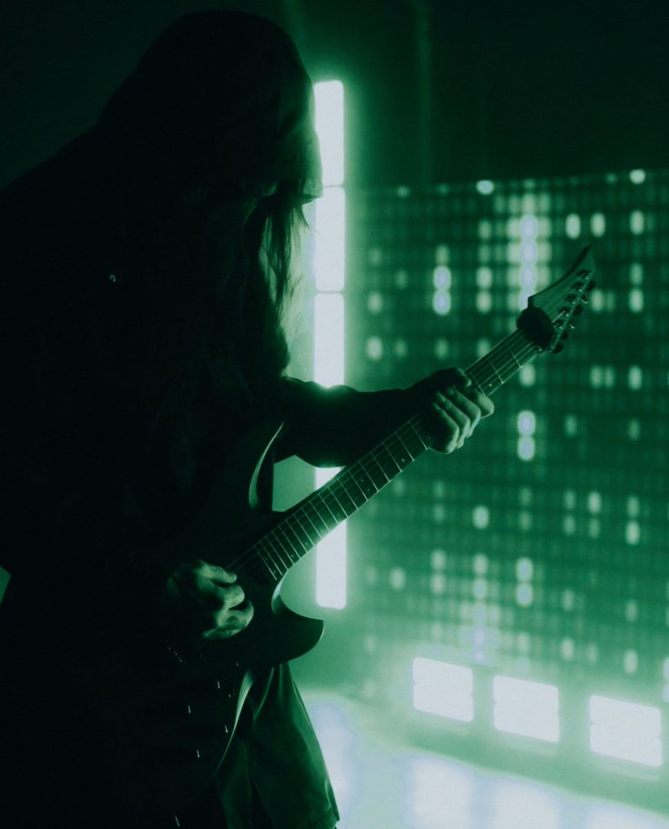goodomensbr's tweet photo. Bad Omens in Green Lights 💚 https://t.co/OynJB5O8J4