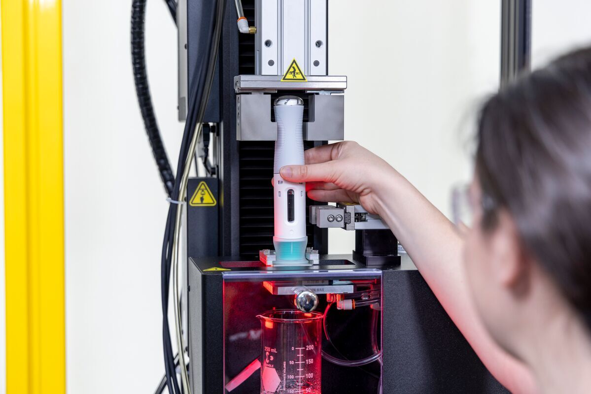 instron's tweet photo. Biologic therapies are moving from the infusion chair to the home, thanks to autoinjectors built to handle larger volumes. Our latest blog article takes a look at what's driving that shift and what it takes to test these devices:

https://t.co/iN7JbigKaR https://t.co/l2wQysFbgh