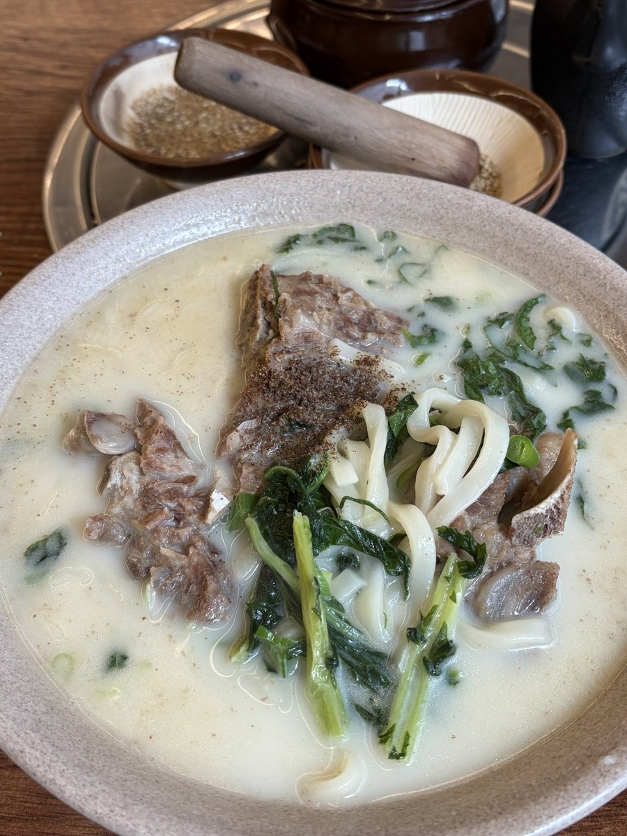 wacheu1234's tweet photo. 20대 여자들이 만나서 먹는거 : 해장국(칼국수) https://t.co/m0hVxdCgj2