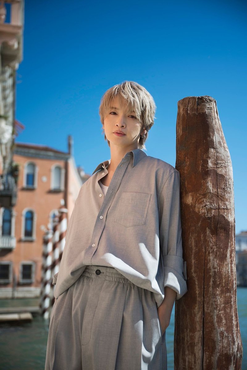 voguejp's tweet photo. ボッテガ・ヴェネタ、玉森裕太のヴェネツィアでのオフショットを公開【2027年春夏コレクション】

https://t.co/5QqWzRPpde https://t.co/4dIcInDBbQ