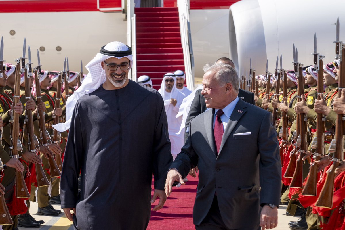 hashemal3mer's tweet photo. الملك عبدالله استقبل بنفسه ولي عهد أبو ظبي، بل أن طائرات تتبع سلاح الجو الأردني رافقت طائرة الشيخ خالد، القادم لافتتاح مشروع سكة حديد العقبة.

كذلك حين يزور ولي العهد الأردني الأمير الحسين الإمارات فهو يحظى باستقبال "عائلي" أيضا وكبير، كما حصل اليوم مع زيارة الضيف الإماراتي.

هذا معناه أن العلاقات الأردنية الإماراتية مستمرة مستقبلا وستزدهر أكثر، والأردن والإمارات يرون بعلاقتهم أكثر من شراكة، بل هي علاقة أشبه باتحاد وتحالف.