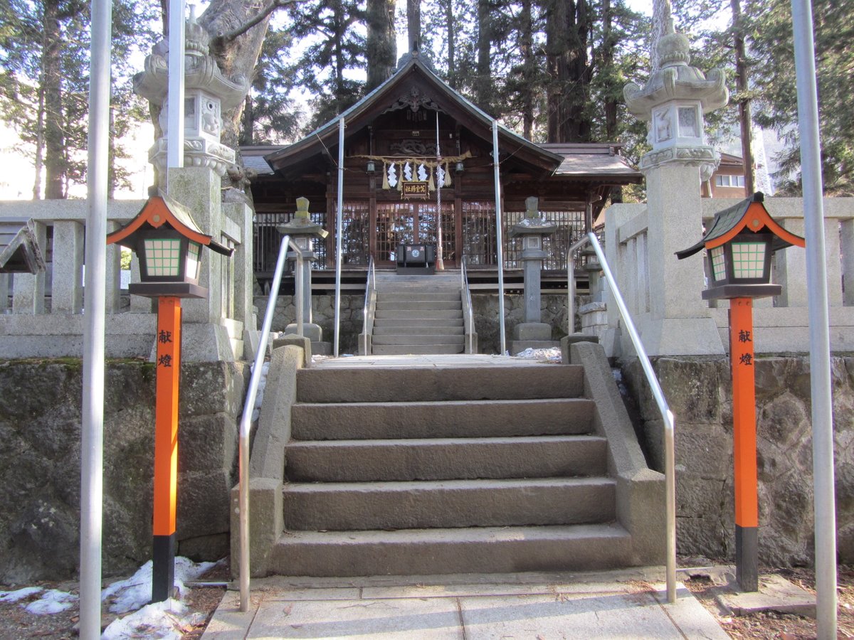silkrenka's tweet photo. 本日も諏訪大社……の前に諏訪大社とも関わりの深い「先宮神社」のご紹介ですわ〜！　建御名方神が諏訪にやってきた際、この土地にいた土着の神と争いになり、敗れた土着の神はその後この領域から出ることを禁止されたため、現在でも神社の境内前の小川には橋をかけないという伝承があるそうです！ https://t.co/zgGfQz5CS9