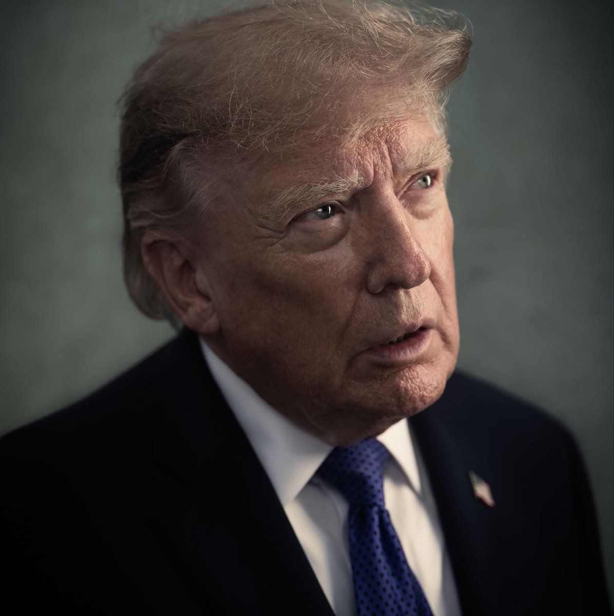 stagepopbr's tweet photo. 🚨 Donald Trump ELOGIOU a rapidez da apuração das eleições brasileiras e usou o Brasil como exemplo para voltar a atacar o sistema eleitoral dos Estados Unidos:

“125 milhões de pessoas votaram hoje no primeiro turno da eleição presidencial do Brasil. Os resultados saíram logo após o encerramento da votação, NO MESMO DIA! Em Detroit, Filadélfia, Califórnia e inúmeras outras cidades e estados dos EUA, os resultados, com números muito menores, muitas vezes levam semanas para serem manipulados, quer dizer, calculados. A votação nos Estados Unidos é CORRUPTA!!!”
