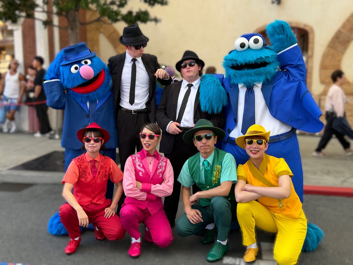 cheese1731's tweet photo. みんなの集合写真🖤❤️💙🩷💛💚
色がいっぱいでカラフルー✨
#USJ #USJファン 
#アルティメットブルースバッシュ https://t.co/k1yrkKyQxk