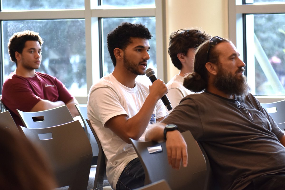 hobbyschooluh's tweet photo. Andrew Marantz of @NewYorker kicked off the Democracy in America lecture series sponsored by the Elizabeth D. Rockwell Center. He also joined Hobby Talks to discuss democratic backsliding and a free press. Listen at https://t.co/9x6Mnr81Oh or on your favorite podcast app. https://t.co/xa64O9Beha