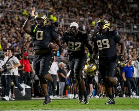 DraftCountdown's tweet photo. Size still matters in the trenches. 🧱

At 6'6", 355 lbs, UCF DT Horace Lockett moves like a guy 50 lbs lighter. Film breakdown by @brianlamb_ISN on @DraftCountdown 👇
https://t.co/c7x2W3AjgZ 
#NFLDraft #GKCO #DraftTwitter https://t.co/OBQAkUadFT
