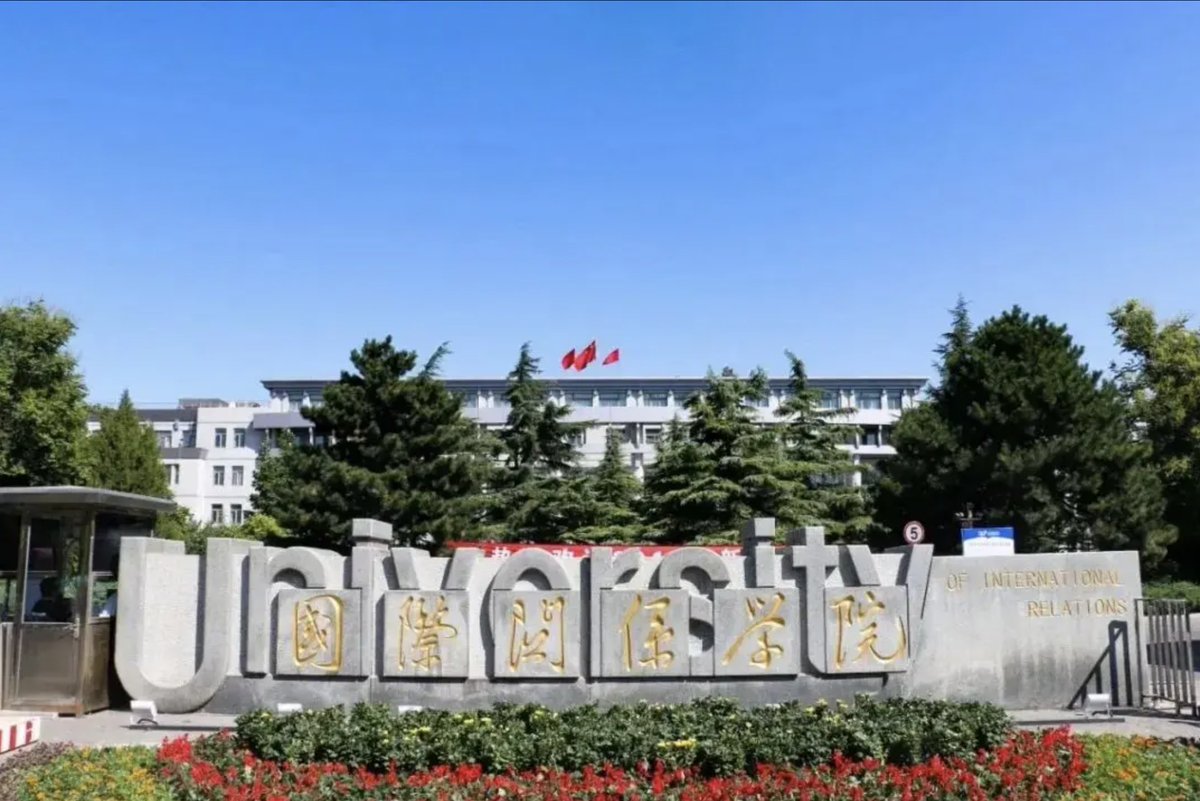 LittleLee_x's tweet photo. FBI抓到的张婉莹，大学背景也不简单。她曾就读于北京国际关系学院。著名校友有秦刚，俞强声。

这所学校长期被多家西方安全研究机构和情报研究者认为与中国国家安全部（MSS）关系密切，并被视为国安系统重要的人才培养渠道之一。

这所学校的知名校友里，既有前中国外交部长、前驻美大使秦刚，也有后来进入中国国安系统、1985年叛逃美国的俞强声。俞强声向 CIA 提供的情报，后来帮助美国锁定长期潜伏在 CIA 内部的中国情报人员金无怠。

而张婉莹(Wanying “Heather” Zhang)这个案子里，更值得注意的是：
FBI称，正是一名她在国际关系学院认识的大学同学，把她介绍给了中国政府人员。

此后，她赴中国与对方会面，再前往西雅图，涉嫌监视台湾总统赖清德的长子赖廷与（Lai Ting-Yu）及其家人。美国执法消息人士向 CBS 确认，赖廷与就是这次监视行动的目标。

所以“国际关系学院（UIR）”在这案子里，不只是一条教育经历。
它直接出现在 FBI 描述的联络链条里。