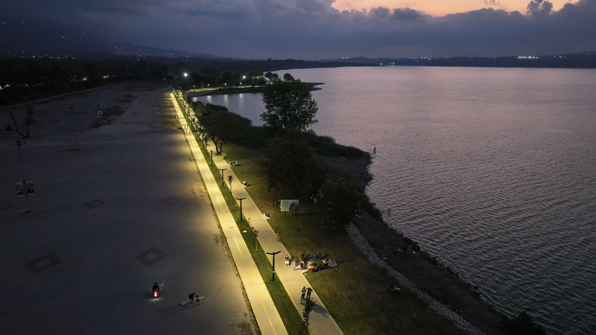 Sakaryabld's tweet photo. Sapanca Gölü’nün eşsiz kıyılarını kesintisiz olarak vatandaşlarımızla buluşturuyoruz! 🌿🚶‍♀️🚲

🗺️ Yeni etaplarla birlikte birbirine bağlanacak Sapanca Park ve Serdivan Huzur Koridoru projelerimizle toplam 20 kilometrelik kıyı hattını kesintisiz şekilde vatandaşlarımızın kullanımına sunuyoruz. 

📍 Sapanca Park 1. Etap: 6 kilometrelik bölümde çalışmalar sona yaklaşıyor.
📍 Sapanca Park 2. Etap: 10 kilometrelik yeni hat için çalışmalar başladı.
📍 Huzur Koridoru 1. Etap: 2 kilometrelik bölüm vatandaşlarımızın hizmetinde.
📍 Huzur Koridoru 2. Etap: 2 kilometrelik yeni bölümün ihalesi gerçekleştirildi.

Doğal yapıyı koruyarak hayata geçirdiğimiz projelerimizde; 
🚲 Yürüyüş ve bisiklet yolları, 
🌱 Yeşil alanlar, 
🏞️ Dinlenme noktaları, 
🛝 Çocuk oyun alanları, 
📸 Seyir ve fotoğraf noktaları ile sosyal yaşam alanları yer alacak.

🌿 Sapanca Gölü’nün manzarasında yürümek, bisiklet sürmek, dinlenmek ve sevdiklerimizle güzel vakit geçirmek için kıyılarımızı adım adım şehrimizin ortak yaşam alanına dönüştürüyoruz. Çünkü #BuŞehirHepimizin

🌐https://t.co/qdxzKTxAxx