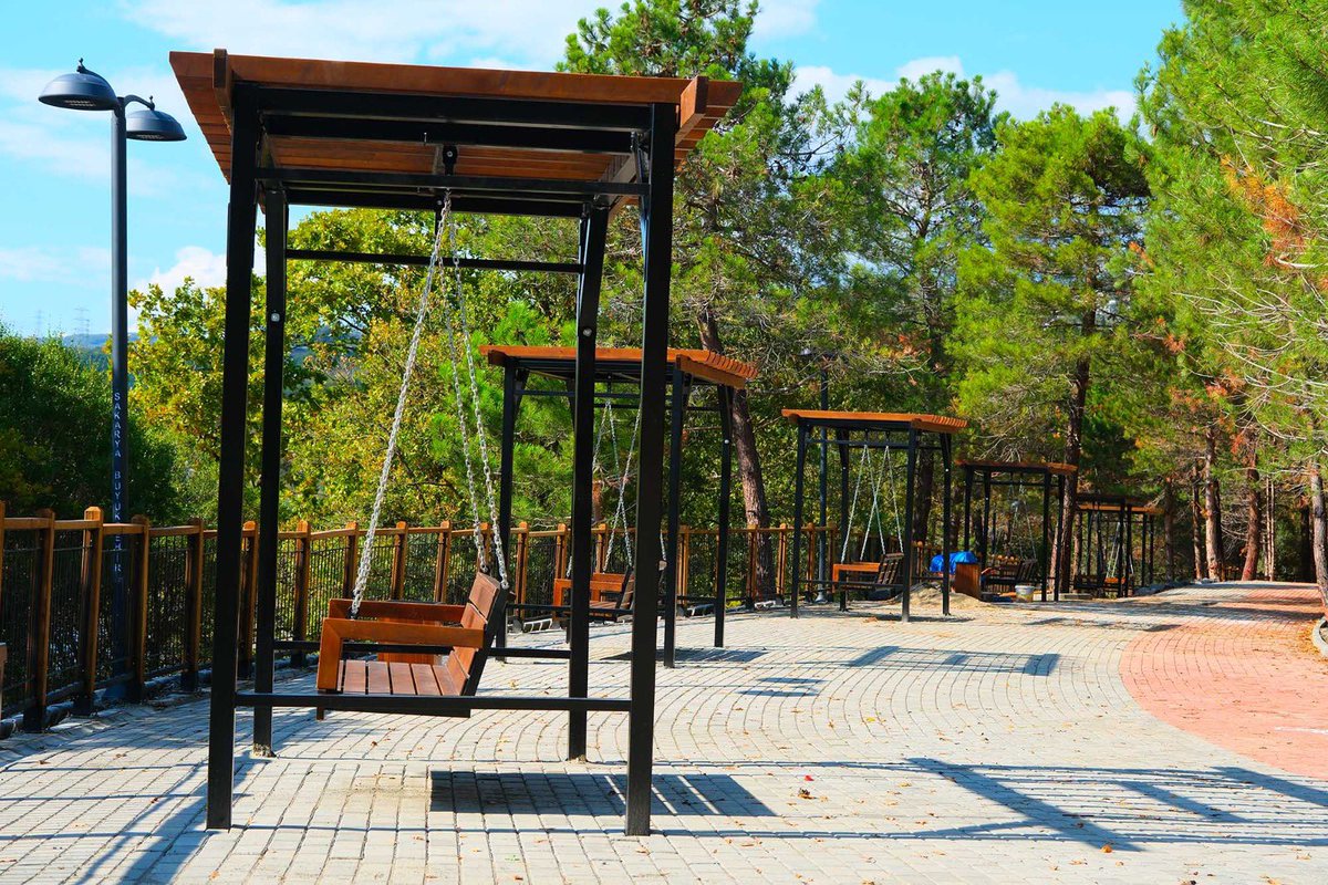 Sakaryabld's tweet photo. Sapanca Gölü’nün eşsiz kıyılarını kesintisiz olarak vatandaşlarımızla buluşturuyoruz! 🌿🚶‍♀️🚲

🗺️ Yeni etaplarla birlikte birbirine bağlanacak Sapanca Park ve Serdivan Huzur Koridoru projelerimizle toplam 20 kilometrelik kıyı hattını kesintisiz şekilde vatandaşlarımızın kullanımına sunuyoruz. 

📍 Sapanca Park 1. Etap: 6 kilometrelik bölümde çalışmalar sona yaklaşıyor.
📍 Sapanca Park 2. Etap: 10 kilometrelik yeni hat için çalışmalar başladı.
📍 Huzur Koridoru 1. Etap: 2 kilometrelik bölüm vatandaşlarımızın hizmetinde.
📍 Huzur Koridoru 2. Etap: 2 kilometrelik yeni bölümün ihalesi gerçekleştirildi.

Doğal yapıyı koruyarak hayata geçirdiğimiz projelerimizde; 
🚲 Yürüyüş ve bisiklet yolları, 
🌱 Yeşil alanlar, 
🏞️ Dinlenme noktaları, 
🛝 Çocuk oyun alanları, 
📸 Seyir ve fotoğraf noktaları ile sosyal yaşam alanları yer alacak.

🌿 Sapanca Gölü’nün manzarasında yürümek, bisiklet sürmek, dinlenmek ve sevdiklerimizle güzel vakit geçirmek için kıyılarımızı adım adım şehrimizin ortak yaşam alanına dönüştürüyoruz. Çünkü #BuŞehirHepimizin

🌐https://t.co/qdxzKTxAxx