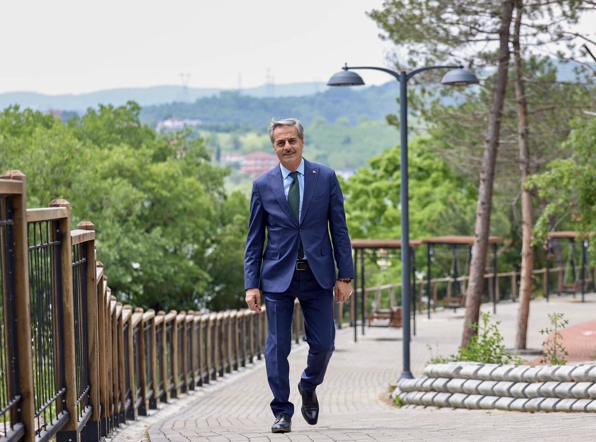 Sakaryabld's tweet photo. Sapanca Gölü’nün eşsiz kıyılarını kesintisiz olarak vatandaşlarımızla buluşturuyoruz! 🌿🚶‍♀️🚲

🗺️ Yeni etaplarla birlikte birbirine bağlanacak Sapanca Park ve Serdivan Huzur Koridoru projelerimizle toplam 20 kilometrelik kıyı hattını kesintisiz şekilde vatandaşlarımızın kullanımına sunuyoruz. 

📍 Sapanca Park 1. Etap: 6 kilometrelik bölümde çalışmalar sona yaklaşıyor.
📍 Sapanca Park 2. Etap: 10 kilometrelik yeni hat için çalışmalar başladı.
📍 Huzur Koridoru 1. Etap: 2 kilometrelik bölüm vatandaşlarımızın hizmetinde.
📍 Huzur Koridoru 2. Etap: 2 kilometrelik yeni bölümün ihalesi gerçekleştirildi.

Doğal yapıyı koruyarak hayata geçirdiğimiz projelerimizde; 
🚲 Yürüyüş ve bisiklet yolları, 
🌱 Yeşil alanlar, 
🏞️ Dinlenme noktaları, 
🛝 Çocuk oyun alanları, 
📸 Seyir ve fotoğraf noktaları ile sosyal yaşam alanları yer alacak.

🌿 Sapanca Gölü’nün manzarasında yürümek, bisiklet sürmek, dinlenmek ve sevdiklerimizle güzel vakit geçirmek için kıyılarımızı adım adım şehrimizin ortak yaşam alanına dönüştürüyoruz. Çünkü #BuŞehirHepimizin

🌐https://t.co/qdxzKTxAxx