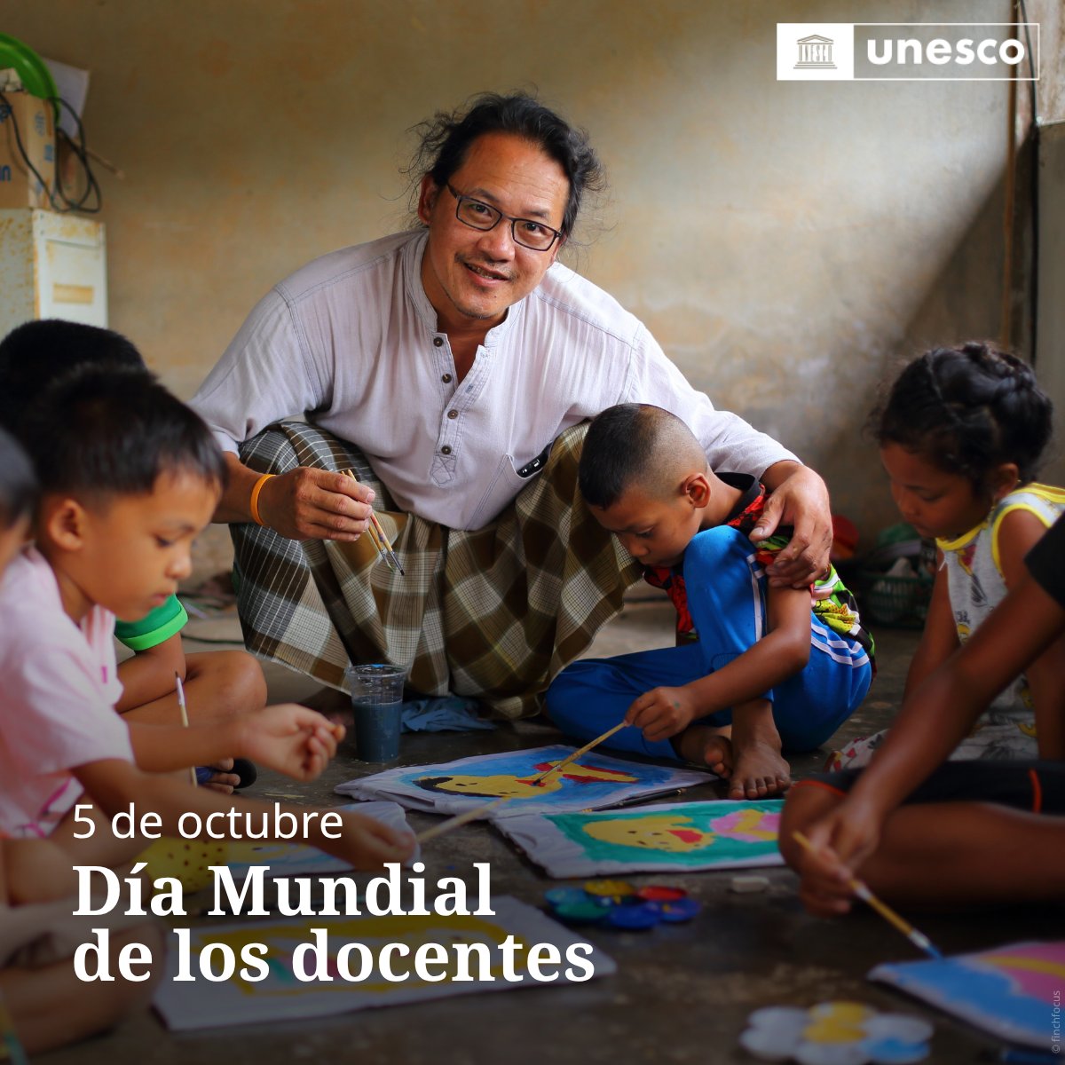 UNESCO_es's tweet photo. Fortalecer la educación empieza por fortalecer la profesión docente.

Sin embargo, nuevos datos de la UNESCO muestran que, en 2 de cada 5 países analizados, los docentes ganan menos que otros profesionales con cualificaciones comparables, lo que dificulta atraer y retener talento.

En este #DíaMundialDeLosDocentes, la UNESCO hace un llamamiento para reforzar el reconocimiento y el apoyo a los 107 millones de docentes que hay en todo el mundo.

🔗 https://t.co/P65EXLdorH #ParaLasPersonas