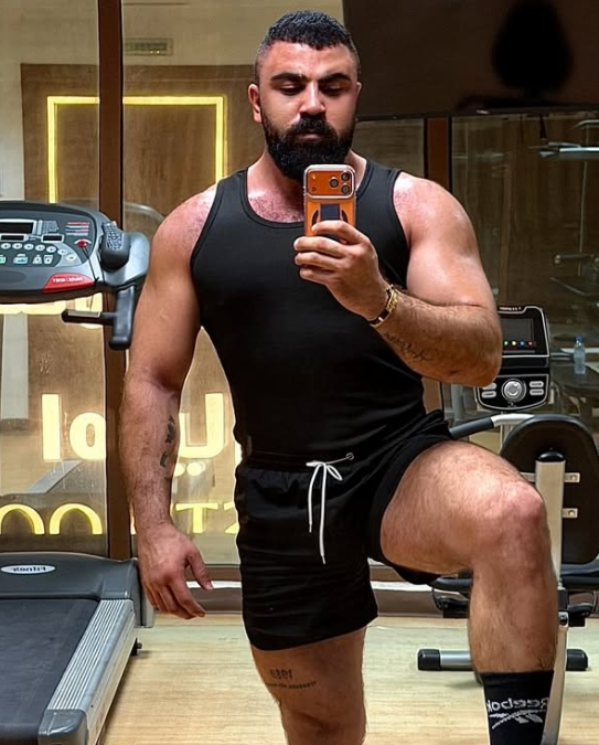 cuckoldfor_arab's tweet photo. Mahmoud likes to mess with my head whenever he comes over, he refers to me as "boy", makes me take off his shoes and massage his feet, and says he won't satisfy my wife unless I personally beg for it, every time

of course, I don't have a choice but to beg

#MNWO https://t.co/776y7LJWcC