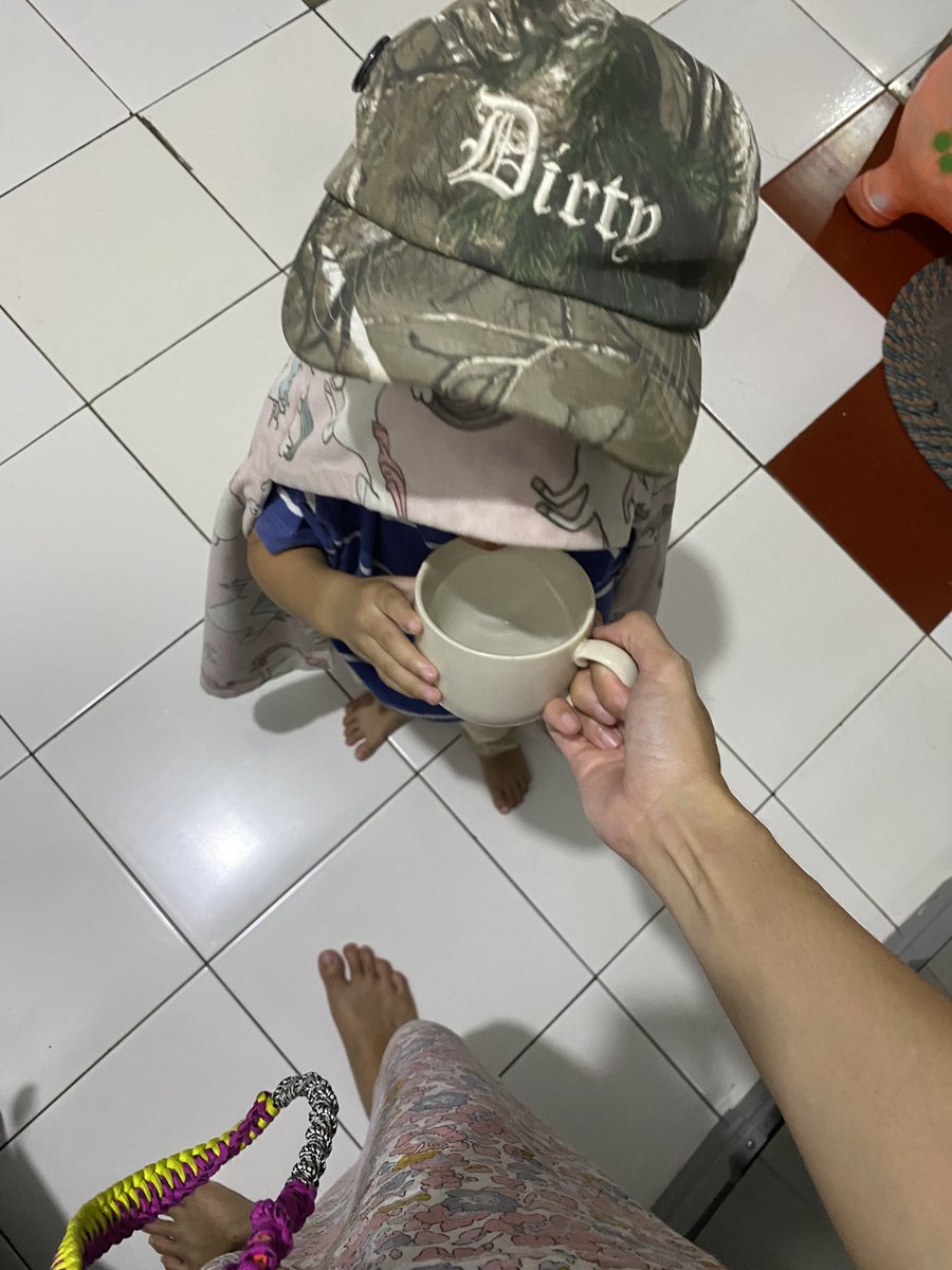 karinapertama's tweet photo. Ditabok sama dia tapi harus tetap baik hati memberikan dia minum sebelum tidur 🙂 spaneng mata ibumu nak https://t.co/UFoK5cNBXd