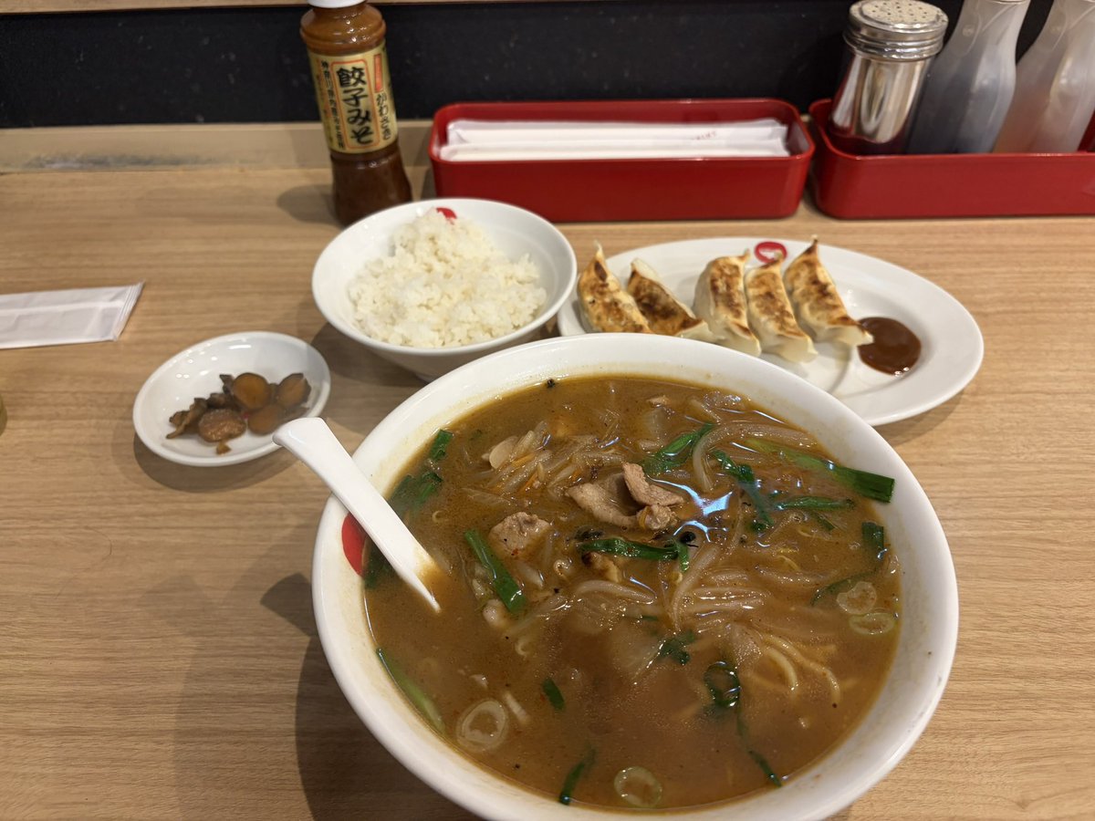 dadadansyakuimo's tweet photo. 千秋楽観劇終わりに「新世」さんで「にんにくラーメンセット」をペロリ😋
にんにくの臭いが…🤣

#佐倉初 #ういラー https://t.co/FxB9JXZiQL