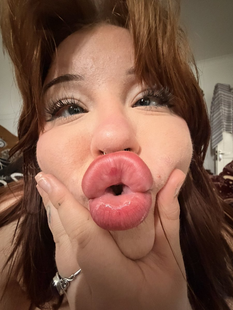 spookyhols's tweet photo. squishy face girl https://t.co/yyBCeVOFmW