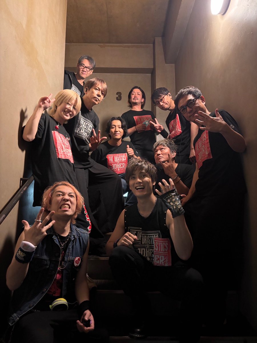 tooru_yoshida's tweet photo. 加藤和樹&amp;TheDrastics VS JOKER@渋谷O-EAST終了！いやー頭っから凄い熱気！フロアの皆様お見事です👏ステージ上の面々いとも簡単に踊らされました！両者とも超楽しかったです！ありがとう‼️残す所あと3本！勢い乗って全力でいきましょう‼️(今日人多いな😊) #加藤和樹20th https://t.co/V3G8dVv6Wq