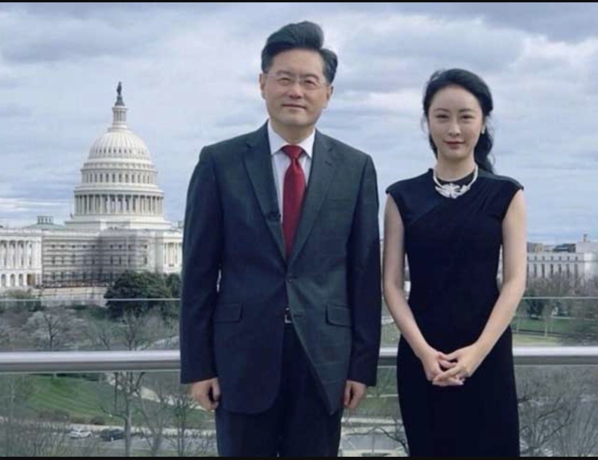 LittleLee_x's tweet photo. FBI抓到的张婉莹，大学背景也不简单。她曾就读于北京国际关系学院。著名校友有秦刚，俞强声。

这所学校长期被多家西方安全研究机构和情报研究者认为与中国国家安全部（MSS）关系密切，并被视为国安系统重要的人才培养渠道之一。

这所学校的知名校友里，既有前中国外交部长、前驻美大使秦刚，也有后来进入中国国安系统、1985年叛逃美国的俞强声。俞强声向 CIA 提供的情报，后来帮助美国锁定长期潜伏在 CIA 内部的中国情报人员金无怠。

而张婉莹(Wanying “Heather” Zhang)这个案子里，更值得注意的是：
FBI称，正是一名她在国际关系学院认识的大学同学，把她介绍给了中国政府人员。

此后，她赴中国与对方会面，再前往西雅图，涉嫌监视台湾总统赖清德的长子赖廷与（Lai Ting-Yu）及其家人。美国执法消息人士向 CBS 确认，赖廷与就是这次监视行动的目标。

所以“国际关系学院（UIR）”在这案子里，不只是一条教育经历。
它直接出现在 FBI 描述的联络链条里。