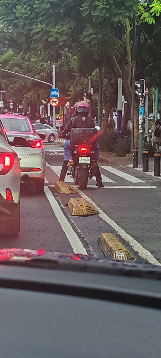 shark131520's tweet photo. Moto circulando en ciclovía a la altura del parque de la bombilla en insurgentes 
@UCS_GCDMX https://t.co/8U4UyZ8UCp
