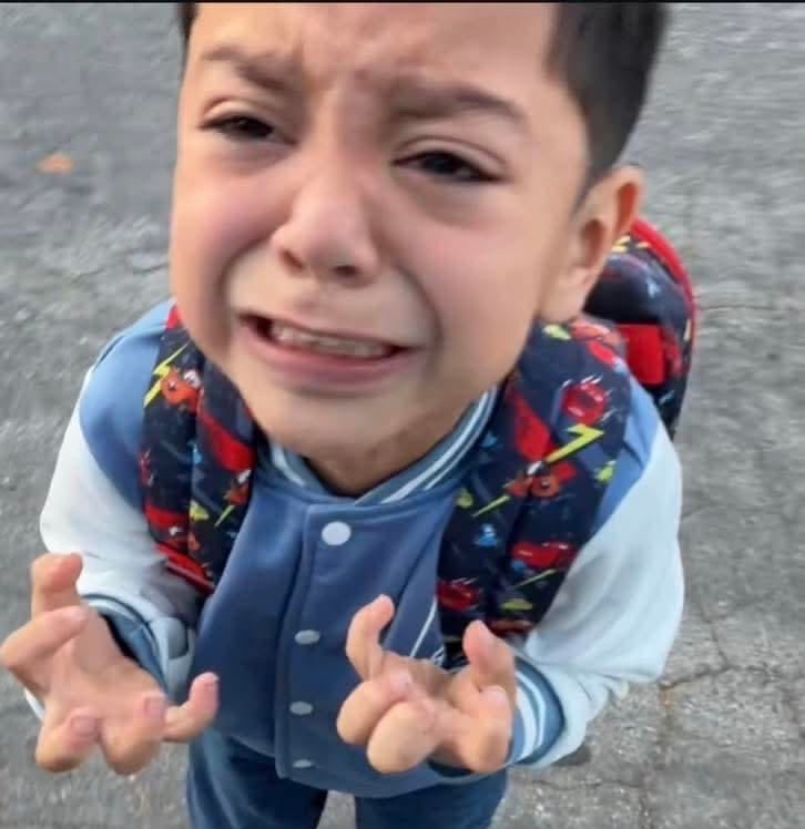 edwardsss_'s tweet photo. LPM INVITARON A LA QUE ME CAE MAL A LA FIESTA DE HALLOWEEN HOY MISMO ME SUICIDO… https://t.co/X09U3C4Ncn